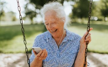 Mutig Menschen mit Demenz begleiten Was tun, wenn man erste Signale wahrnimmt? Wie gehe ich als Angehöriger:in damit um? Welche Unterstützung gibt es? Unsere Redakteurin Katja Kupka beschreibt ihre eigenen Erfahrungen im Umgang mit Demenz und gibt Hilfestellungen. BIldquelle: © Curated Lifestyle / Unsplash.com