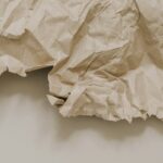 Ob Toiletten- oder Druckerpapier, beides kann man ganz wunderbar in der Recyclingversion kaufen und somit einen positiven Beitrag zum Umweltschutz leisten. Bildquelle: © Toa Heftiba / Unsplash.com