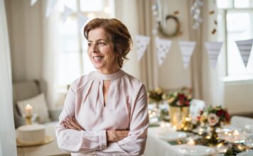 Der Weg zu mehr Komfort und Stil: Der perfekte Bügel BH Mit Hilfe eines Bügel BHs müssen auch wir Frauen der Generation 59plus nicht auf ein schönes Dekolleté verzichten. Bildquelle: © Getty Images / Unsplash.com