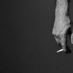 Es empfiehlt sich in jedem Alter sich das Rauchen abzugewöhnen oder auf weniger Nikotin lastige Alternativen umzusteigen. Bildquelle: © Michelle Ding / Unsplash.com