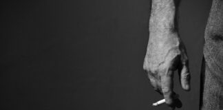 Rauchen und Gesundheit: Was die Generation 59+ über neue Trends wissen sollte Es empfiehlt sich in jedem Alter sich das Rauchen abzugewöhnen oder auf weniger Nikotin lastige Alternativen umzusteigen. Bildquelle: © Michelle Ding / Unsplash.com