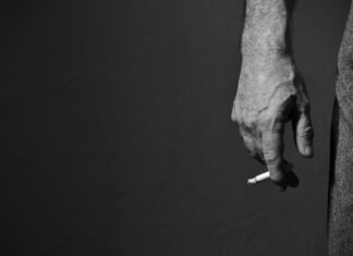 Rauchen und Gesundheit: Was die Generation 59+ über neue Trends wissen sollte Es empfiehlt sich in jedem Alter sich das Rauchen abzugewöhnen oder auf weniger Nikotin lastige Alternativen umzusteigen. Bildquelle: © Michelle Ding / Unsplash.com