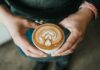 Kaffee: Ein Klassiker im Alltag Kaffee ist ein Klassiker, der Jung und Alt gleichermaßen begleitet. Bildquelle: © Nathan Dumlao / Unsplash.com
