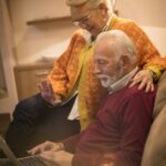 Vor allem im Wohnbereich ist das richtige Licht wichtig, um gut Lesen zu können, aber auch um Stolperfallen zu vermeiden. Bildquelle. © Getty Images / Unsplash.com