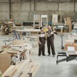 In der holzverarbeitenden Industrie werden zunehmend mehr hiesige Hölzer verabreitet, um dem Nachhaltigkeitsgedanken nach und nach gerechter zu werden. Bildquelle: © Getty Images / Unsplash.com
