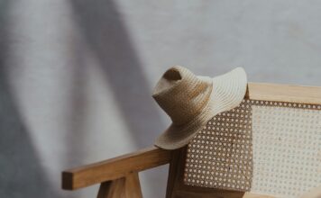 Nachhaltigkeit trifft Eleganz: Der ultimative Leitfaden zum Kauf von hochwertigem Birkenholz in Deutschland Auch im Möbelbereich wird die heimische Birke immer häufiger genutzt, da sie ein heimisches und somit nachhaltiges Holz ist. Bildquelle: © Yianni Mathioudakis / Unsplash.com