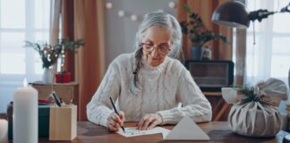 Der beste Grund für einen Briefumschlag: ein persönlicher Brief Wann haben Sie das letzte Mal einen Brief oder eine Postkarte geschrieben und einem lieben Menschen eine Freude damit gemacht?Bildquelle: © Getty Images / Unsplash.com