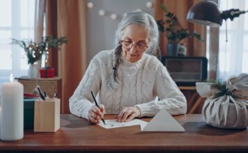 Der beste Grund für einen Briefumschlag: ein persönlicher Brief Wann haben Sie das letzte Mal einen Brief oder eine Postkarte geschrieben und einem lieben Menschen eine Freude damit gemacht?Bildquelle: © Getty Images / Unsplash.com