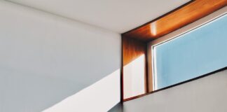 Fenster neu gedacht: Verträumte Fensteransichten, die Ihr Fernweh wecken Fenster, in welcher Form auch immer, sind ein Garant für Wohlbefinden und Lebensqualität. Bildquelle: © Poojan Desai / Unsplash.com