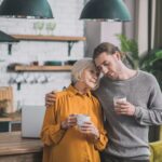 Mit den richtigen Küchenhelfern erleichtern wir uns vor allem im Alter das Leben ungemein. Bildquelle: © Getty Images / Unsplash.com