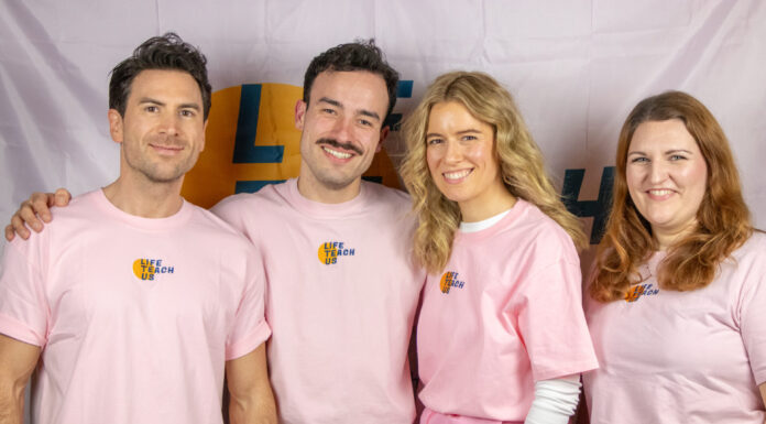 Bildung neu gedacht: Wie LifeTeachUs Generationen verbindet Das LifeTeachUs Team möchte jungen Menschen praxis- und lebensnahe Bildung vermitteln. Bildquelle: © LifeTeachUs.org
