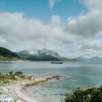 Ob mit dem Wohnmobil oder tatsächlich mit dem Zelt, die Lofoten bieten tolle Campingplätze, die vollständig in die gewaltige Naturlandschaft eingebettet sind. Bildquelle: © Sandra Seitamaa / Unsplash.com