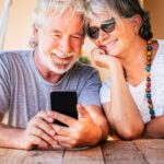 Nicht selten treffen sich Paare der Generation 59plus inzwischen über seriöse Online-Plattformen und wagen den Schritt in eine neue Beziehung. Bildquelle: © Getty Images / Unsplash.com