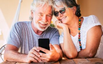 Sicher flirten im Netz: Worauf Sie bei der Online-Partnersuche achten sollten Nicht selten treffen sich Paare der Generation 59plus inzwischen über seriöse Online-Plattformen und wagen den Schritt in eine neue Beziehung. Bildquelle: © Getty Images / Unsplash.com