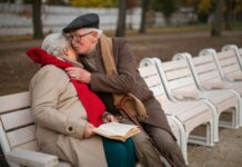 Menschen mit Demenz im Pflegeheim begleiten Der Schritt den Partner:in ins Pflegeheim umzuziehen, ist für viele von uns die größte Herausforderung und wir nicht selten sehr weit raus geschoben. Bildquelle: © Getty Images / Unsplash.com