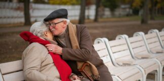 Menschen mit Demenz im Pflegeheim begleiten Der Schritt den Partner:in ins Pflegeheim umzuziehen, ist für viele von uns die größte Herausforderung und wir nicht selten sehr weit raus geschoben. Bildquelle: © Getty Images / Unsplash.com