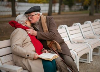 Menschen mit Demenz im Pflegeheim begleiten Der Schritt den Partner:in ins Pflegeheim umzuziehen, ist für viele von uns die größte Herausforderung und wir nicht selten sehr weit raus geschoben. Bildquelle: © Getty Images / Unsplash.com