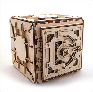 3D Holzbausatz Tresor. Made in EU.