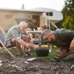 Egal ob mit dem Wohnmobil oder dem Wohnwagen – Campingurlaub steht schon lange wieder auf der Liste der 59plus Generation. Bildquelle: © Getty Images / Unsplash.com