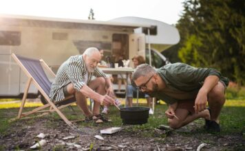 Die Vorzüge des Campings: Reisen mit Wohnmobil und Anhänger im Alter entdecken Egal ob mit dem Wohnmobil oder dem Wohnwagen - Campingurlaub steht schon lange wieder auf der Liste der 59plus Generation. Bildquelle: © Getty Images / Unsplash.com