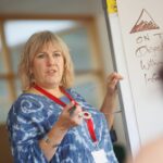 Ehrenamt in Düsseldorf: Wir suchen SIE zur Unterstützung im Hispi (Hilfe bei der sprachlichen Integration). Wenn Sie also Lust haben Teil eines engagierten teams zu werden, melden Sie sich bitte! Bildquelle: © Centre of ageing better / Unsplash.com