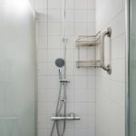 Haltegriffe können ganz wunderbar z. B. im Bad in der Dusche oder an der Badewann nachgerüstet werden. Bildquelle: © Alex Tyson / Unsplash.com