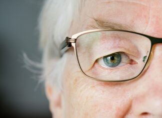 Die Entscheidungsfaktoren: Wann ist eine Augenlaserbehandlung die richtige Wahl für Sie? Wann macht eine Augenlaserbehandlung Sinn? Wir versuchen Ihnen heute einige hilfreiche Tipps an die Hand zu geben. Bildquelle: © Curated Lifestyle / Unsplash.com