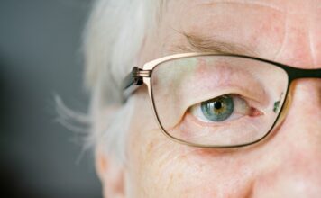 Die Entscheidungsfaktoren: Wann ist eine Augenlaserbehandlung die richtige Wahl für Sie? Wann macht eine Augenlaserbehandlung Sinn? Wir versuchen Ihnen heute einige hilfreiche Tipps an die Hand zu geben. Bildquelle: © Curated Lifestyle / Unsplash.com