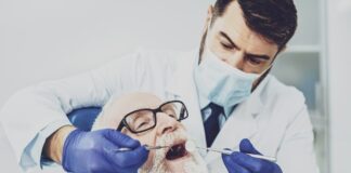 Nach der Parodontosebehandlung: Pflege, Nachsorge und Tipps für dauerhaft gesundes Zahnfleisch Eine eingehende Beratung und vor allem auch gute Nachsorge ist entscheidend für den Erfolg einer Parodontosebehandlung. Bildquelle: © Getty Images / Unsplash.com