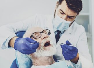 Nach der Parodontosebehandlung: Pflege, Nachsorge und Tipps für dauerhaft gesundes Zahnfleisch Eine eingehende Beratung und vor allem auch gute Nachsorge ist entscheidend für den Erfolg einer Parodontosebehandlung. Bildquelle: © Getty Images / Unsplash.com