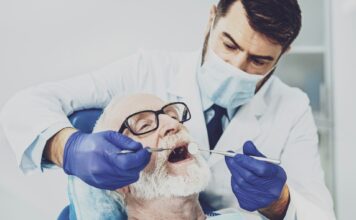 Nach der Parodontosebehandlung: Pflege, Nachsorge und Tipps für dauerhaft gesundes Zahnfleisch Eine eingehende Beratung und vor allem auch gute Nachsorge ist entscheidend für den Erfolg einer Parodontosebehandlung. Bildquelle: © Getty Images / Unsplash.com