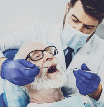 Nach der Parodontosebehandlung: Pflege, Nachsorge und Tipps für dauerhaft gesundes Zahnfleisch Eine eingehende Beratung und vor allem auch gute Nachsorge ist entscheidend für den Erfolg einer Parodontosebehandlung. Bildquelle: © Getty Images / Unsplash.com