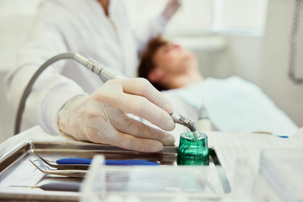 Wir werden immer älter und entsprechend lange müssen unsere Zähne idealerweise halten. Die regelmäßige Zahnreinigung und vor allem eine gute Nachsorge nach einer Parodontosebehandlung spielen dabei eine wichtige Rolle. Bildquelle: © Natalia Blauth / Unsplash.com