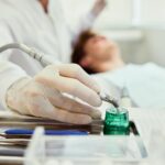 Wir werden immer älter und entsprechend lange müssen unsere Zähne idealerweise halten. Die regelmäßige Zahnreinigung und vor allem eine gute Nachsorge nach einer Parodontosebehandlung spielen dabei eine wichtige Rolle. Bildquelle: © Natalia Blauth / Unsplash.com