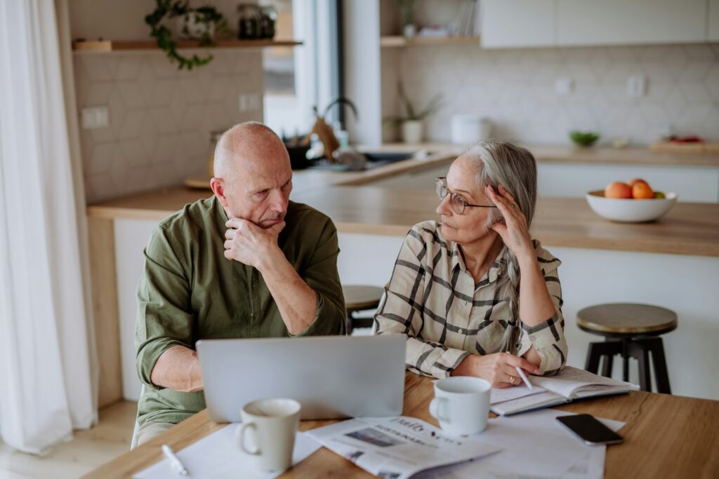Nicht wenige von uns müssen im Alter auf den "Cent" achten, daher ist die richtige Anlage umso wichtiger. Bildquelle: © Getty Images / Unsplash.com