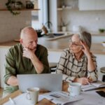 Nicht wenige von uns müssen im Alter auf den “Cent” achten, daher ist die richtige Anlage umso wichtiger. Bildquelle: © Getty Images / Unsplash.com