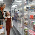 Vor allem Frauen sind vn der sog. Altersarmut betroffen und müssen oft weit über den rentenbeginn hinaus arbeiten, um die Miete und die Lebenshaltungskosten finanzieren zu können. Bildquelle: © Getty Images / Unsplash.com