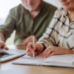 Nicht selten müssen Menschen der Generation 59plus mit spitzem Bleistift das monatliche Budget planen – zusätzliche Nebenjobs sind schon lange keine Seltenheit mehr. Bildquelle: © Getty Images / Unsplash.com