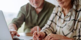 Der Altersarmut trotzen: Arbeiten gehen in der Rente Nicht selten müssen Menschen der Generation 59plus mit spitzem Bleistift das monatliche Budget planen - zusätzliche Nebenjobs sind schon lange keine Seltenheit mehr. Bildquelle: © Getty Images / Unsplash.com