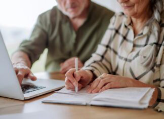 Der Altersarmut trotzen: Arbeiten gehen in der Rente Nicht selten müssen Menschen der Generation 59plus mit spitzem Bleistift das monatliche Budget planen - zusätzliche Nebenjobs sind schon lange keine Seltenheit mehr. Bildquelle: © Getty Images / Unsplash.com