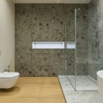 Mit der richtigen Auswahl der Fliesen lässt sich auch ein Badezimmer zu einem Wohlfühlort gestalten. Bildquelle: © Yevhenii Deshko / Unsplash.com