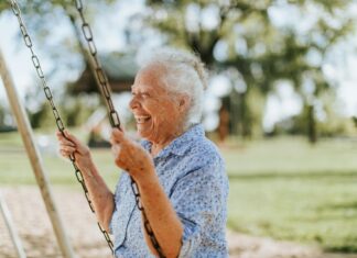 Gute Nerven bis ins hohe Alter In turbulenten Zeiten wie diesen ist es wichtig auch im Alter gute Nerven zu behalten - wir zeigen IHnen wie das geht. Bildquelle: © Curated Lifestyle / Unsplash.com