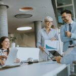 Auch die Generation 59plus erfährt zunehmend mehr die Veränderung in der Arbeitswelt. Arbeitsplätze werden mobiler und sog. Office Lockers spielen dabei eine durchaus wesentliche Rolle. Bildquelle: © Getty Images / Unsplash.com