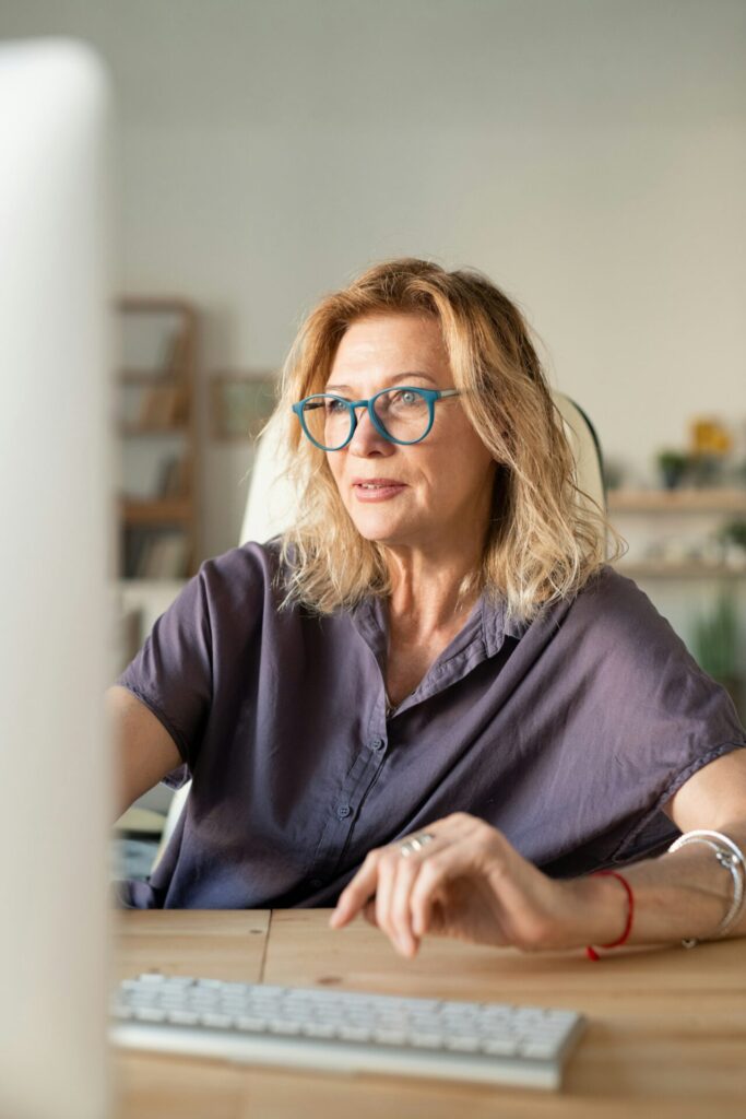 Spätestens seit Corona ist der Mix aus Homeoffice und Anwesenheit im Büro zur Normalität geworden. Damit einher geht natürlich auch eine Veränderung der bisherigen Arbeitsplatzstruktur. Bildquelle: © Getty Images / Unsplash.com