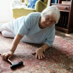 Bei einem Sturz kann sofort entsprechende und wichtige Hilfe gerufen werden. Und Dank moderner Technologie bedarf es dafür keiner großen extra Technik. Bildquelle: © Curated Lifestyle / Unsplash.com