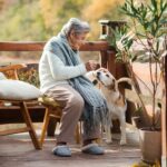 Notrufarmbänder sind die perfekten Begleiter, um möglichst lange selbstbestimmt in den eigenen vier Wänden zu leben. Bildquelle: © Getty Images / Unsplash.com