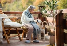 Notrufarmbänder: Der Nutzen für Menschen mit Demenz Notrufarmbänder sind die perfekten Begleiter, um möglichst lange selbstbestimmt in den eigenen vier Wänden zu leben. Bildquelle: © Getty Images / Unsplash.com