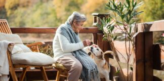 Notrufarmbänder: Der Nutzen für Menschen mit Demenz Notrufarmbänder sind die perfekten Begleiter, um möglichst lange selbstbestimmt in den eigenen vier Wänden zu leben. Bildquelle: © Getty Images / Unsplash.com