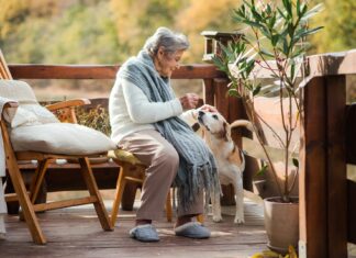 Notrufarmbänder: Der Nutzen für Menschen mit Demenz Notrufarmbänder sind die perfekten Begleiter, um möglichst lange selbstbestimmt in den eigenen vier Wänden zu leben. Bildquelle: © Getty Images / Unsplash.com