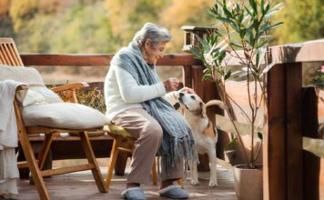 Notrufarmbänder: Der Nutzen für Menschen mit Demenz Notrufarmbänder sind die perfekten Begleiter, um möglichst lange selbstbestimmt in den eigenen vier Wänden zu leben. Bildquelle: © Getty Images / Unsplash.com